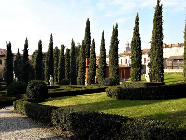 В саду Giardino Guisti