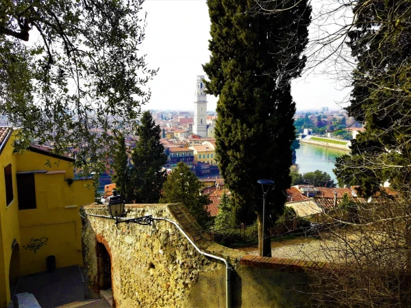 Подъем на холм к Castel San Pietro