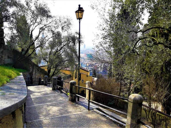 Подъем на холм к Castel San Pietro