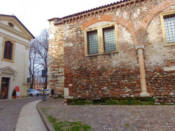 Старинные постройки у  Basilica Di san Zeno