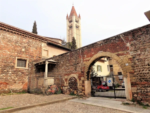 Старинные постройки у Basilica Di san Zeno