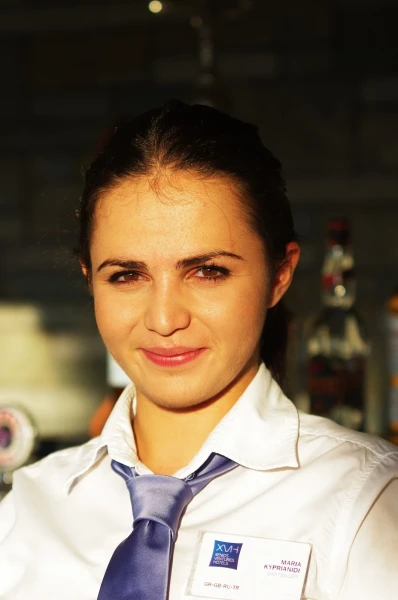 Официантка в баре у бассейна