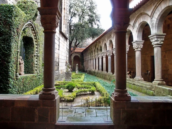 Клуатр церкви Nossa Senhora da Oliveira