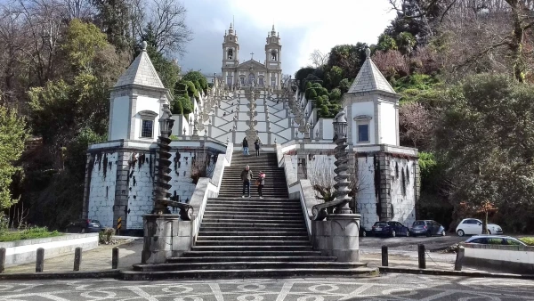 Escandaria de Bom Jesus, великолепная лестница, состоит из трех пролетов - лестница у портика, лестница пяти чувств, и лестница трех добродетелей