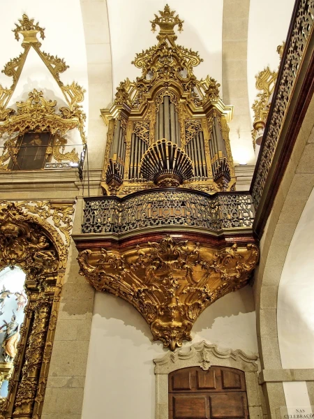В церкви Кармелиток