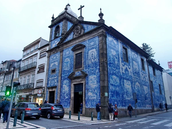Rua Santa Catarina. Одна из самых голубых капелл города - Capela das Almas