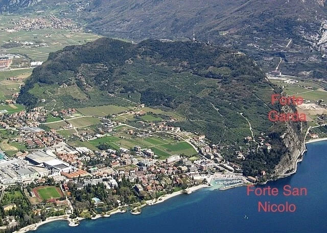 Нанесла на карту из Википедии, где расположен Forte San Nicolo, Forte Garda, где находились окопы с австрйскими солдатами
