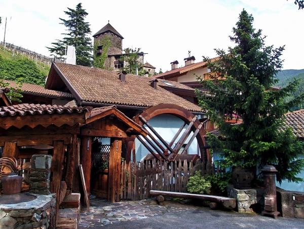 Вход в ресторан Torgglkeller, внутри все в стиле старой мельницы