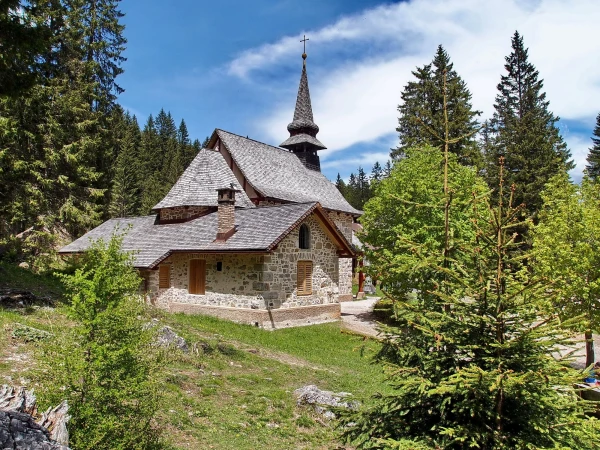 церковка на берегу озера