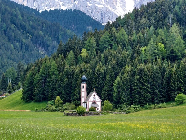 Церковка совсем крохотная