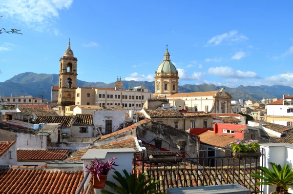 Вид с террасы отеля, на которой сервируют завтраки 