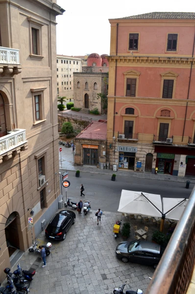 Вид из номера на via Maqueda, часть piazza Bellini и церковь Сан Катальдо 