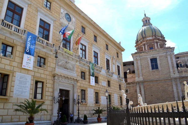 Piazza Pretoria (площадь Преториа). Palazzo Pretoria (палаццо Преториа), в котором расположена мэрия Палермо