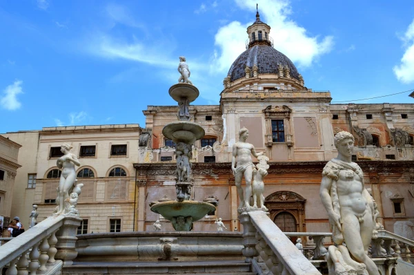 Piazza Pretoria (площадь Преториа). Фонтан стыда (Fontana della Vergogna)