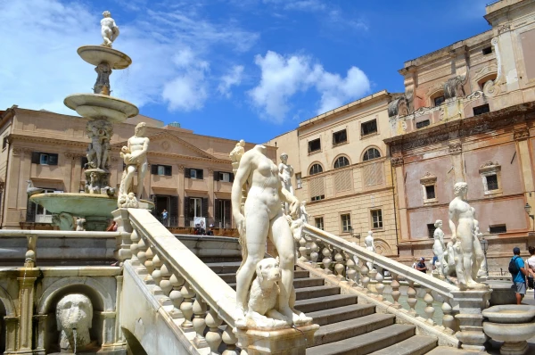 Piazza Pretoria (площадь Преториа). Фонтан стыда