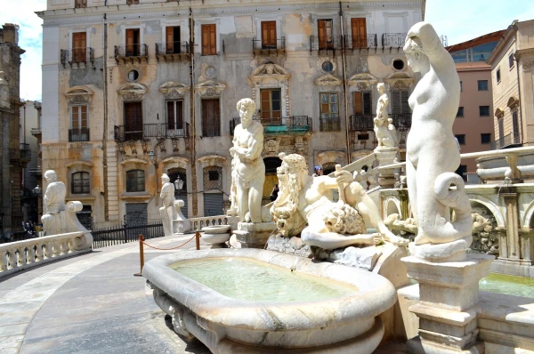 Piazza Pretoria (площадь Преториа). Фонтан стыда