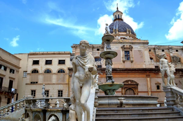 Piazza Pretoria (площадь Преториа). Фонтан стыда