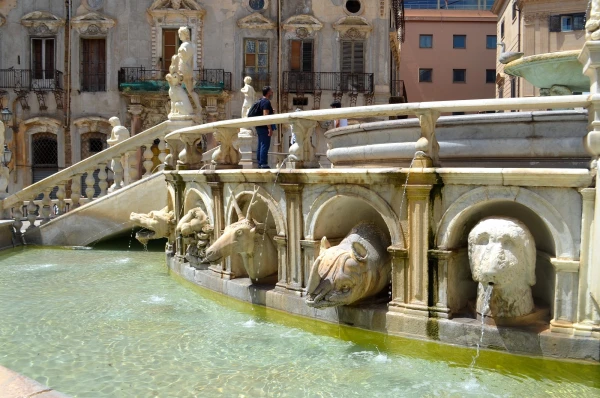 Piazza Pretoria (площадь Преториа). Фонтан стыда