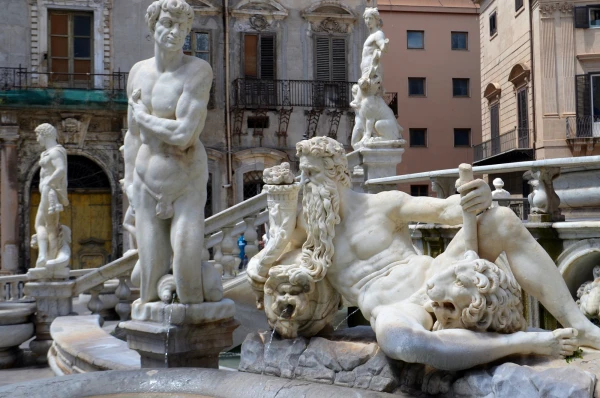 Piazza Pretoria (площадь Преториа). Фонтан стыда