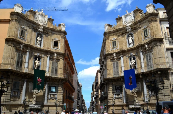 Площадь Кватро Канти (piazza Quatro Canti)