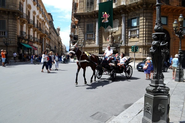 Площадь Кватро Канти (piazza Quatro Canti)