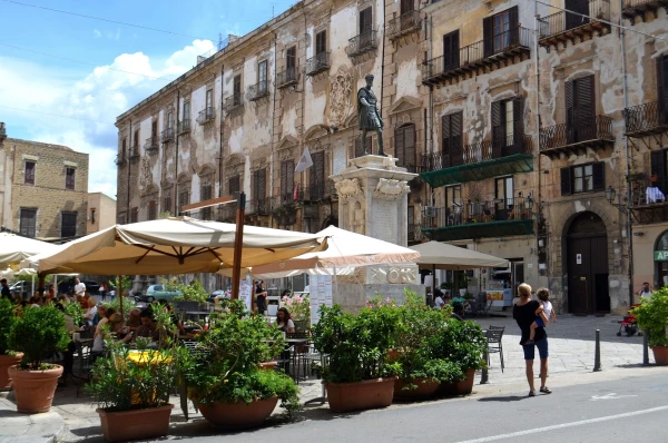 Piazza Bologni (Площадь Болоньи) 