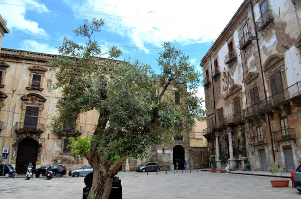 Piazza Bologni (Площадь Болоньи)