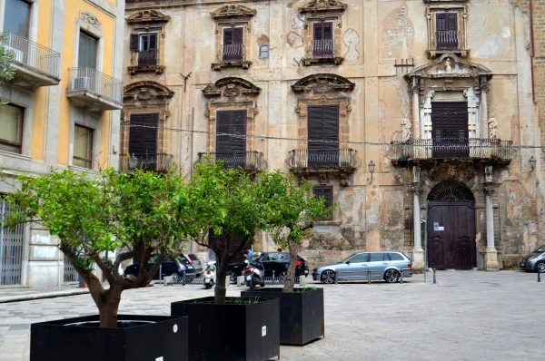 Piazza Bologni (Площадь Болоньи)