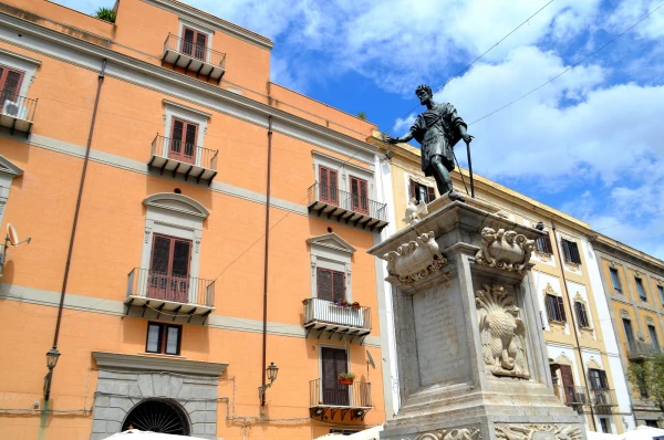 Piazza Bologni (Площадь Болоньи). Памятник Карлу V (Statua Carlo V)