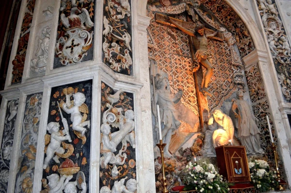 В церкви Сантиссимо Сальваторе (Chiesa del Santissimo Salvatore) 