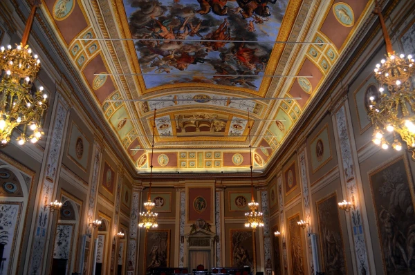 В Норманнском (Palazzo dei Normanni) или Королевском дворце (Palazzo Reale) 