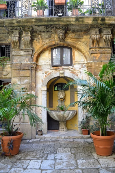 Внутренний двор Палаццо Конте Федерико (Palazzo Conte Federico)