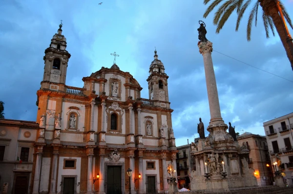 На площади Сан Доменико (Piazza San Domenico)