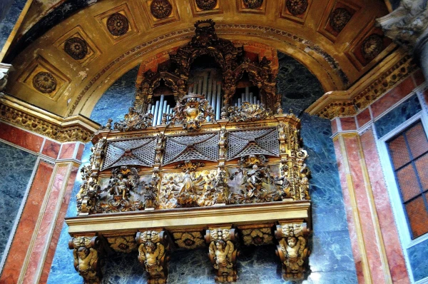 В церкви Сан-Джузеппе-деи-Театини (Chiesa di San Giuseppe dei Teatini)