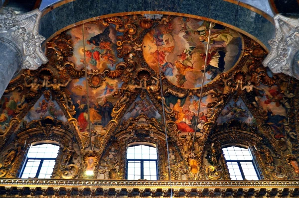 В церкви Сан-Джузеппе-деи-Театини (Chiesa di San Giuseppe dei Teatini)