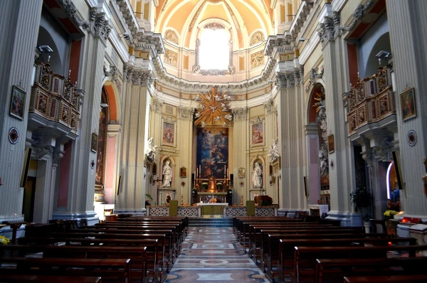 В церкви Святой Терезы в Кальсе (Chiesa di Santa Teresa alla Calsa)