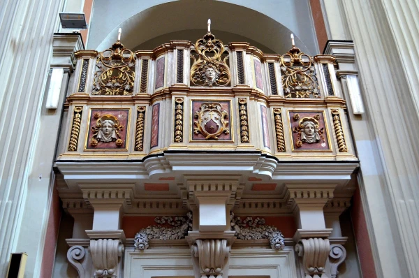 В церкви Святой Терезы в Кальсе (Chiesa di Santa Teresa alla Calsa)