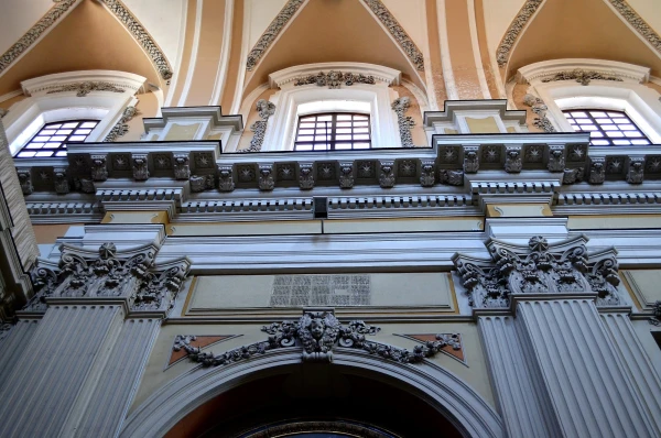 В церкви Святой Терезы в Кальсе (Chiesa di Santa Teresa alla Calsa)