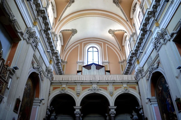 В церкви Святой Терезы в Кальсе (Chiesa di Santa Teresa alla Calsa)