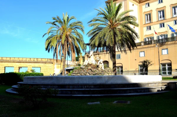Фонтан Кавалло Марино (Cavallo Marino) на площади Санто Спирито (Piazza Santo Spirito)