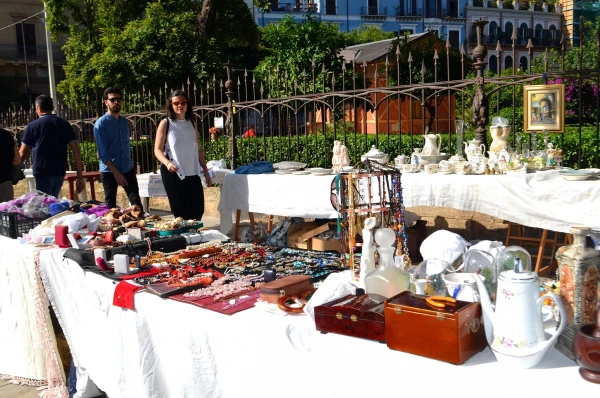 Блошиный рынок на Морской площади (Piazza Marina)