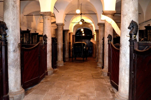 В палаццо Мирто (Museo Palazzo Mirto). Помещение конюшни