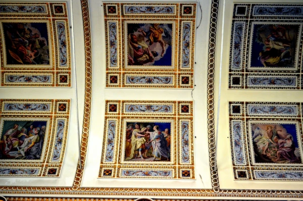 В церкви Сан Игнасио Оливелла (Chiesa di Sant'Ignazio All'Olivella) 