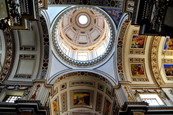 В церкви Сан Игнасио Оливелла (Chiesa di Sant'Ignazio All'Olivella) 