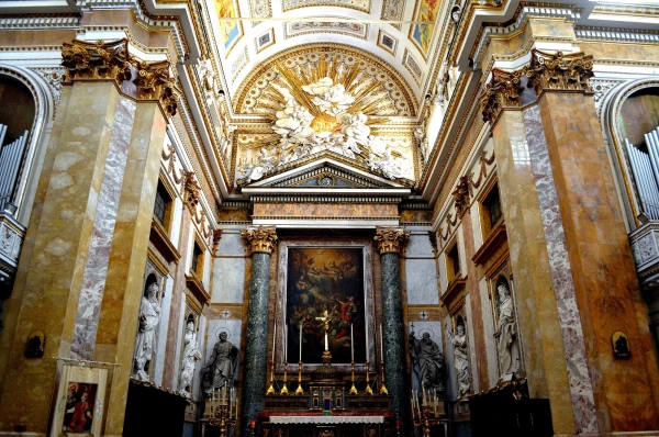 В церкви Сан Игнасио Оливелла (Chiesa di Sant'Ignazio All'Olivella) 