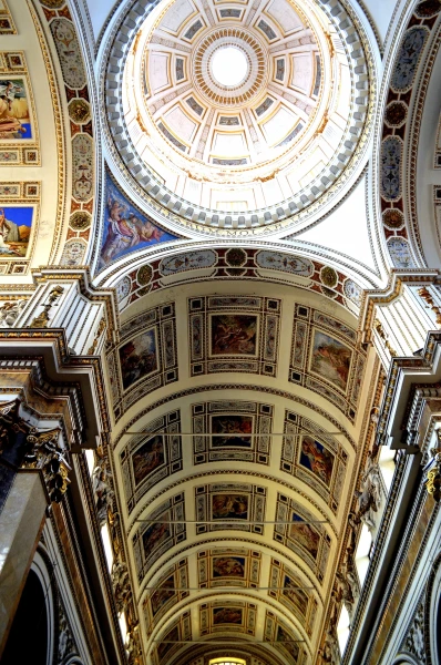В церкви Сан Игнасио Оливелла (Chiesa di Sant'Ignazio All'Olivella) 