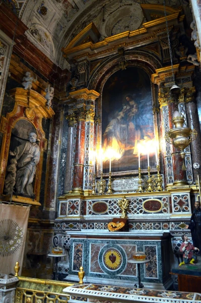 В церкви Сан Игнасио Оливелла (Chiesa di Sant'Ignazio All'Olivella) 