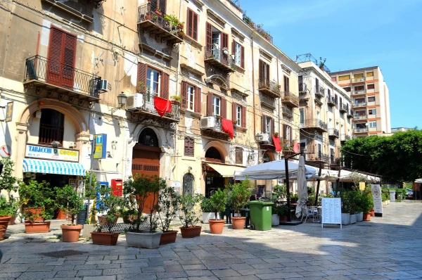 На пьяцца Оливелла (Piazza Olivella)