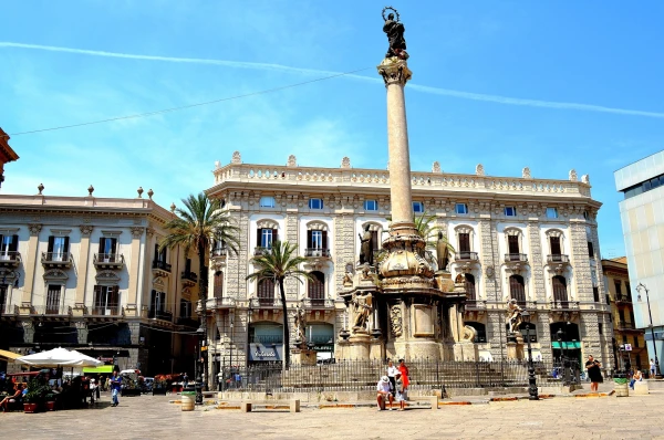 На пьяцца Сан-Доменико (Piazza di San Domenico)