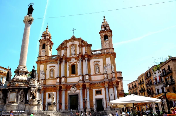 На пьяцца Сан-Доменико (Piazza di San Domenico)